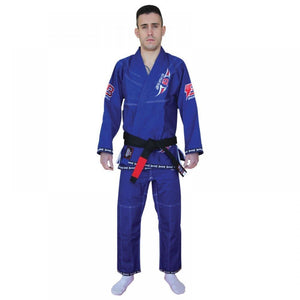 Kimono de Jiu Jitsu color azul con detalles rojos, llevado por modelo con brazos estirados y cinturón negro. Logo de "Bruiser" bordado en las dos mangas y en la parte izquierda superior. Hecho de 100% algodón, ajuste perfecto. Imagen frontal.