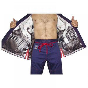 Kimono de Jiu Jitsu color azul marino con diseño "samurai" interior, llevado por modelo abriendo kimono. Hecho de 100% algodón, ajuste perfecto. Imagen frontal.