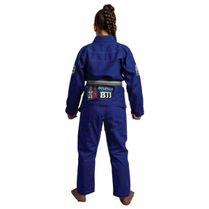 Parte trasera de Kimono para niños de Brazilian jiu jiitsu con cinturón gris y blanco, usado por modelo econ brazos extendidos. Parche de "Bruiser" en grande en la parte inferior de la espalda. Tejido de algodón pre-encogido liviano y suave para no incomodar en la practica.