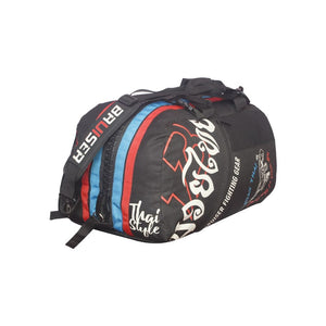 Bolsa de deporte Bruiser de Muay Thai, color negro "Thai Style". Cremalleras y bolsillos de diferentes tamaños. Cremallera principal gruesa con asa cómoda.