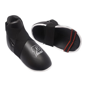 Botín de Light Contact marca Bruiser color negro. Logo en la punta del pie. Hechos de piel sintética con relleno de espuma. Cintas elásticas para mejor ajuste.