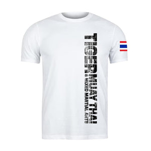 Camiseta Tiger Muay Thai manga corta color blanco por delante. Logo en un costado. Hecha de algodón extrasuave con costuras reforzadas. Para Muay Thai, boxeo, entrenamiento.