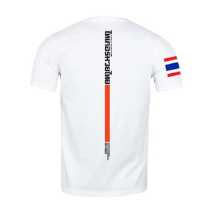 Parte trasera de camiseta marca Tiger color blanco. Línea naranja en espalda con letras. Hecha de algodón extrasuave con ajustado regular. Para muay thai, boxeo, ropa de calle.