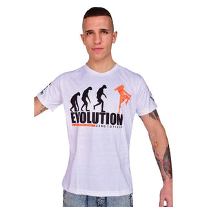 Camiseta "TMT" color blanco con diseño "EVOLUTION" llevada por modelo. Imagen frontal.
