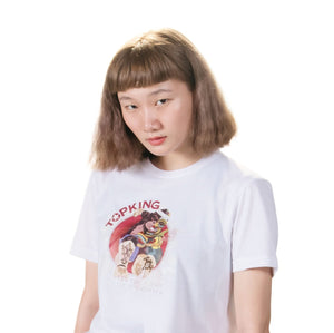 Camiseta manga corta Top King color blanco llevada por modelo mirando al frente. Diseño especial en el centro. Hecha de poliéster y algodón con cuello redondo.