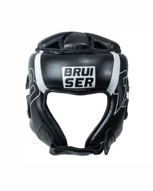 Casco Bruiser color negro con detalles blancos. Logo en el centro de la frente en letras blancas. Rayas blancas en los lados superiores. Hecho de polipiel de alta calidad con acolchado interior denso. Imagen frontal.