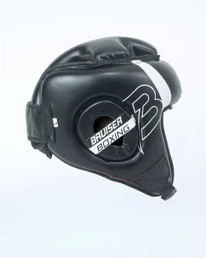 Casco Bruiser color negro con detalles blancos. Logo en el centro de la frente en letras blancas. Rayas blancas en los lados superiores. Hecho de polipiel de alta calidad con acolchado interior denso. Perfil derecho.