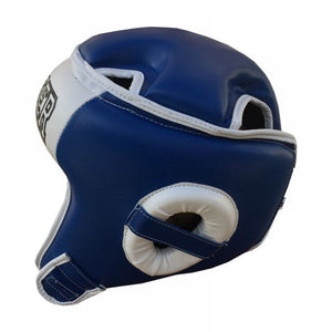 Casco Amateur Bruiser color azul y blanco llevado por cabeza de maniquí. Hecho de polipiel con relleno de espuma densa. Agujeros en oídos y parte superior. Sistema de velcro ajustable con cordones. Perfil izquierdo.