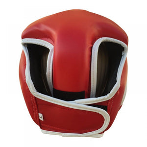 Casco Amateur Bruiser color rojo y blanco llevado por cabeza de maniquí. Hecho de polipiel con relleno de espuma densa. Agujeros en oídos y parte superior. Sistema de velcro ajustable con cordones. Parte trasera.
