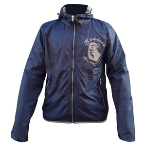 Chubasquero Bruiser color azul marino. Estampado "Bruiser" en pectoral izquierdo. Hecho de poliester. Cremallera y bolsillos laterales. Imagen frontal.