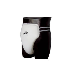 Coquilla masculina WTF color blanco con detalles negros llevada por maniquí de cintura. Logo en el centro. Hecha de piel sintética exterior con acolchado interior. Cintura de goma ancha adaptable. Para competiciones y entrenamientos.