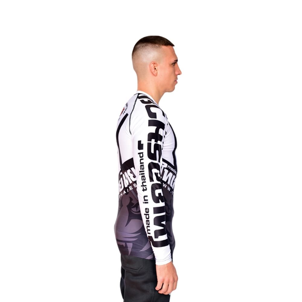 Camiseta deportiva Rash Guard de la marca "Tiger Muay Thai" de color blanco, gris y negro. Llevada por modelo con brazos estirados. Transpirable con diseño sublimado. Imagen perfil derecho.