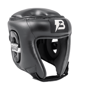 Casco marca Bruiser color negro. Logo en el centro. Hecho de polipiel. Ajuste cómodo y seguro con diseño transpirable. Imagen frontal.