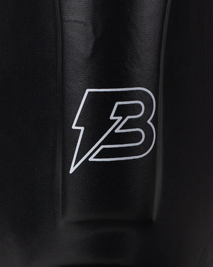 Enfoque detallado de logo "Bruiser" en espinillera negra.