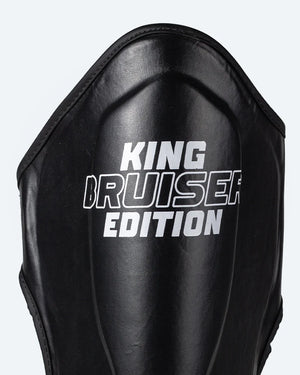 Enfoque detallado en nombre del modelo de espinillera azul, "King Bruiser Edition".
