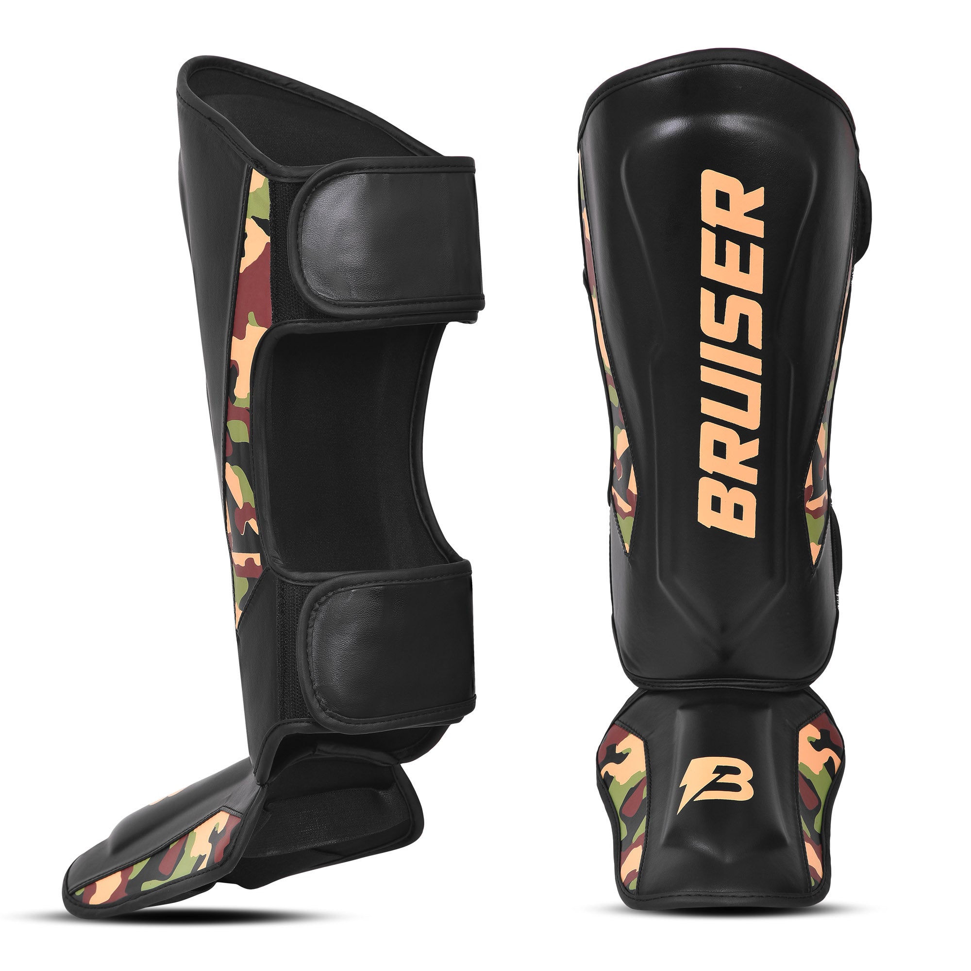 Espinilleras de Muay Thai "Bruiser CAMO", diseño de camuflaje combinado con negro y dorado, logo Bruiser en la parte frontal, hecha de piel sintética resistente, protección para espinillas, tobillos y pies. Para Kickboxing, MMA y entrenamiento de contacto. Imagen frontal.