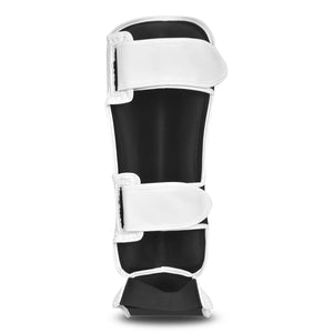 Espinillera de Muay Thai marca Bruiser por delante y por detrás color blanco con detalles azules y rojos. Hecha de polipiel con cresta acolchada y protector de pie. Empeine de neopreno y cierre de velcro seguro. Parte trasera.
