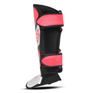 Espinillera de kickboxing y muay thai rosa y blanca con detalles negros. Hecha de piel sintética con relleno de alta densidad que absorbe golpes y protege espinillas. Sistema de velcro reforzado para entrenamiento de contacto. Imagen trasera.