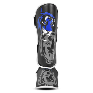 Espinilleras marca Tiger por delante color negro y azul. Logo en el centro. Hechas de polipiel con espuma absorbente.