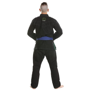 Kimono de Jiu Jitsu color negro con detalles verdes, llevado por modelo de espaldas con brazos en cinturón. Logo de "Bruiser" bordado en la parte superior trasera. Hecho de-100% algodón, ajuste perfecto. Imagen trasera.