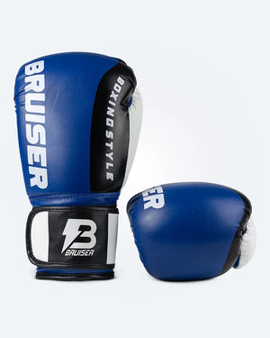 Par de guantes de boxeo azules y negros con "Bruiser" en el lateral escrito en letras blancas, guante de pie y guante estirado para muay thai y kick boxing con cierre velcro seguro. Imagen frontal.