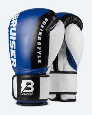 Par de guantes de boxeo azul y negro con logo en lateral escrito en letras blancas, para muay thai y kick boxing con cierre velcro seguro. Imagen lateral.