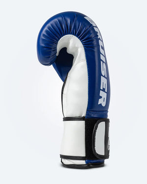 Guantes de boxeo de piel sintética, azules y blancos, relleno de alta densidad, para muay thai, kick boxing y trabajo de saco y manoplas. Perfil izquierdo.