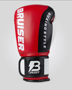 Guantes de boxeo de piel sintética, rojos y negros con detalles blancos y"Bruiser" en el lateral escrito en letras blancas, para muay thai, kick boxing y trabajo de saco y manoplas. Imagen frontal.