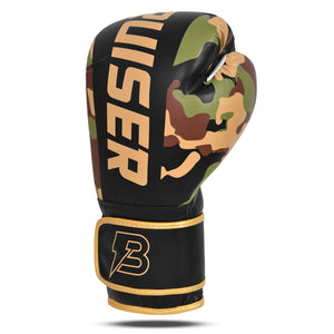 Guantes de boxeo de piel sintética, camuflaje con detalles negros y dorados, "Bruiser" en el centro escrito en letras doradas, para muay thai, kick boxing y entrenamiento de contacto. Imagen frontal.