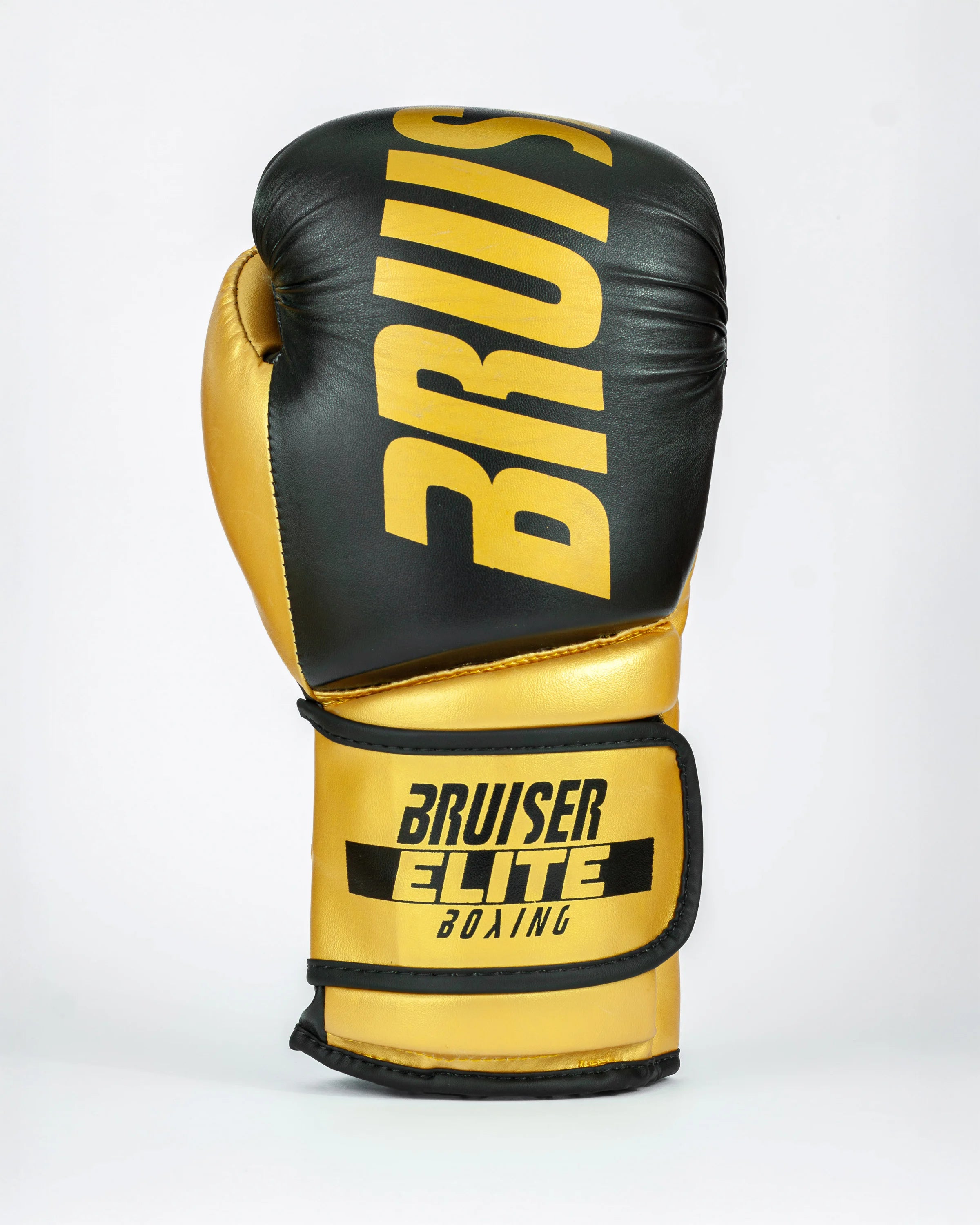 Guante de boxeo Bruiser color negro y dorado. Logo de la marca en el centro en vertical. Hecho de piel de vaca con acolchado interior denso. Cierre de velcro reforzado. Para kickboxing, muay thai.