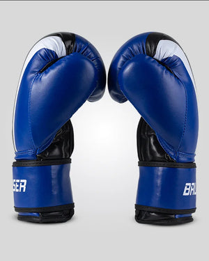 Par de guantes de boxeo azules con negro, para muay thai y kick boxing con cierre velcro seguro. Imagen lateral.