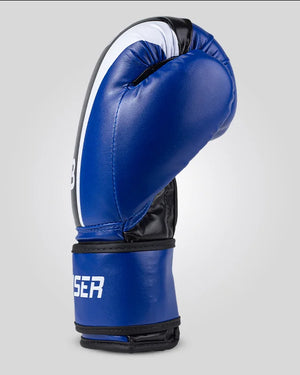 Guantes de boxeo de piel sintética, azules y negros con detalles blancos, para muay thai, kick boxing y trabajo de saco y manoplas. Perfil derecho.