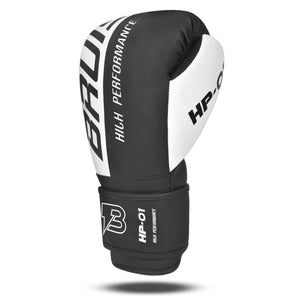 Guantes Bruiser, color negro y blanco. Logo en la parte izquierda frontal. Hechos de polipiel de calidad con acolchado denso. Cierre velcro reforzado. Para kickboxing y muay thai. Imagen frontal.