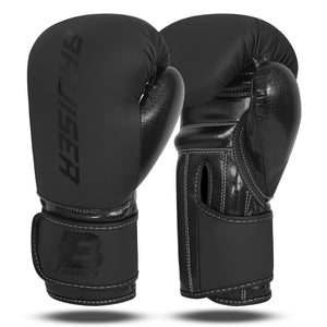 Guantes de boxeo "Bruiser" color negro hechos de polipiel de alta calidad. Logo Bruiser en el centro del guante negro brillante y en velcro. Foto frontal.
