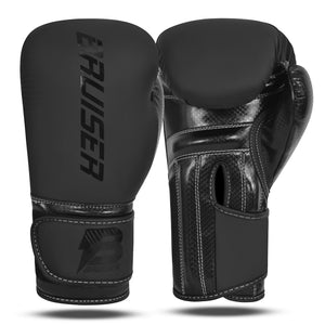 Guantes de boxeo "Bruiser" por delante y por detrás, color negro hecho de polipiel de alta calidad. Logo Bruiser en el centro del guante negro brillante y en velcro. Foto frontal.