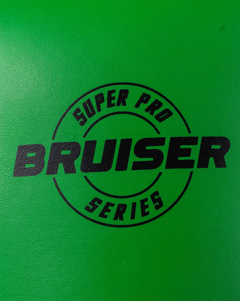 Logo en el centro del guante verde "Bruiser" en letras negras. Modelo "Super Pro Series". Enfoque detallado.