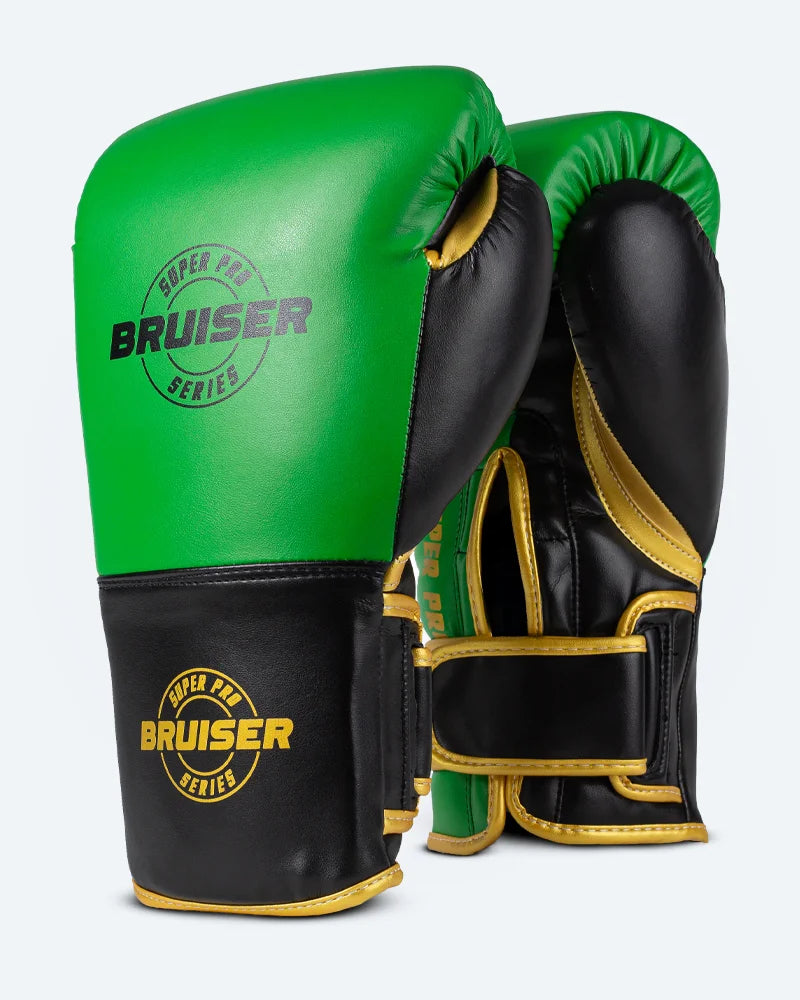 Par de guantes de boxeo de piel sintética verdes, con detalles negros y dorados, "Bruiser" en el centro escrito en letras negras, diseño impactante, para muay thai, kick boxing y entrenamiento de contacto. Imagen frontal.