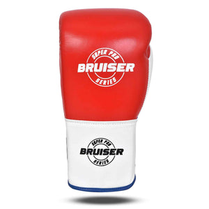 Guante de boxeo BRUISER color rojo y blanco con detalle azules. Logo Bruiser en el centro. Hechos de piel de vaca con acolchado denso. Cierre velcro seguro. Para entrenamientos en saco, manoplas, sparring, profesional o amateur. Imagen frontal.