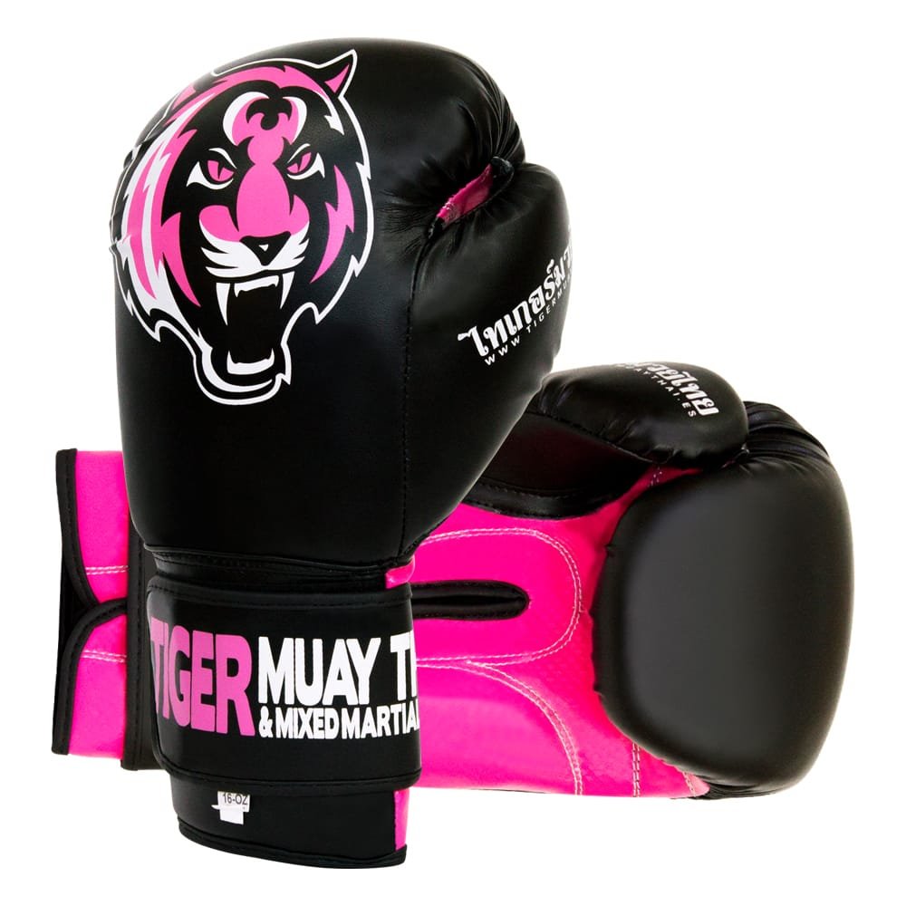 Guantes de boxeo marca Tiger uno de pie y otro estirado color negro y rosa. Logo en el centro. Hechos de piel sintética con capas densas. Cierre de velcro rígido y cuerda interior para mejor sujeción.