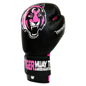 Guante de boxeo marca Tiger color negro y rosa. Logo en el centro. Hecho de piel sintética con capas densas. Cierre de velcro rígido y cuerda interior para mejor sujeción. Perfil izquierdo.