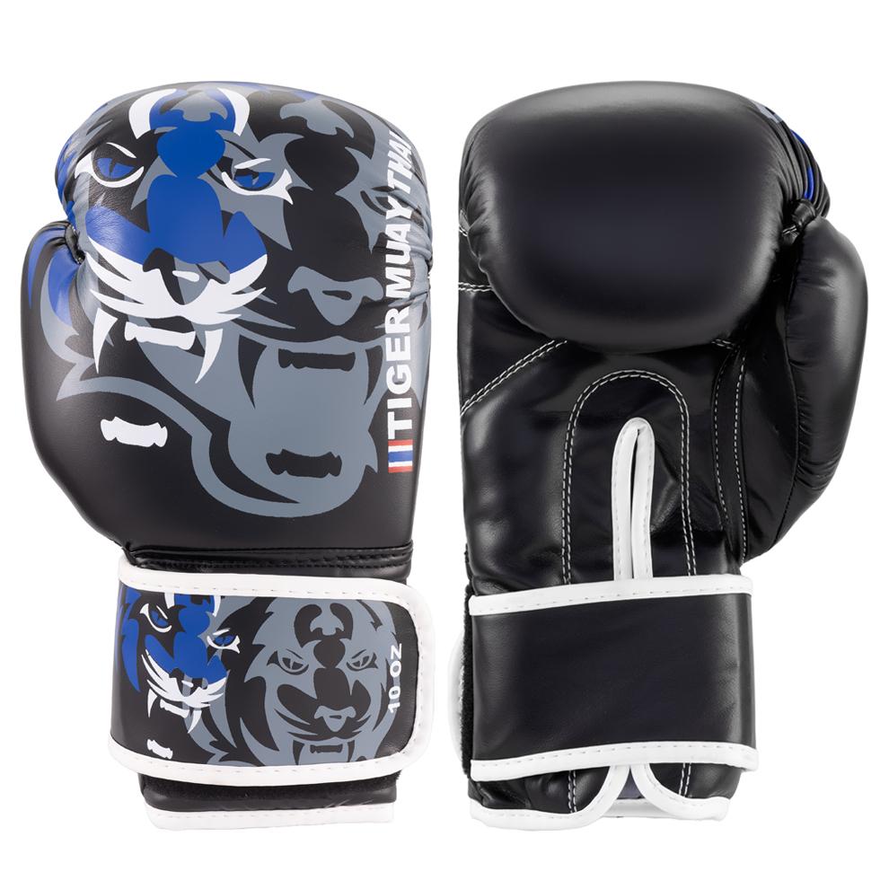 Guantes Tiger para Muay Thai, color negro con diseño "Tiger" azul. Hechos de polipiel de alta calidad. Guante de frente y guante por detrás. Foto frontal.