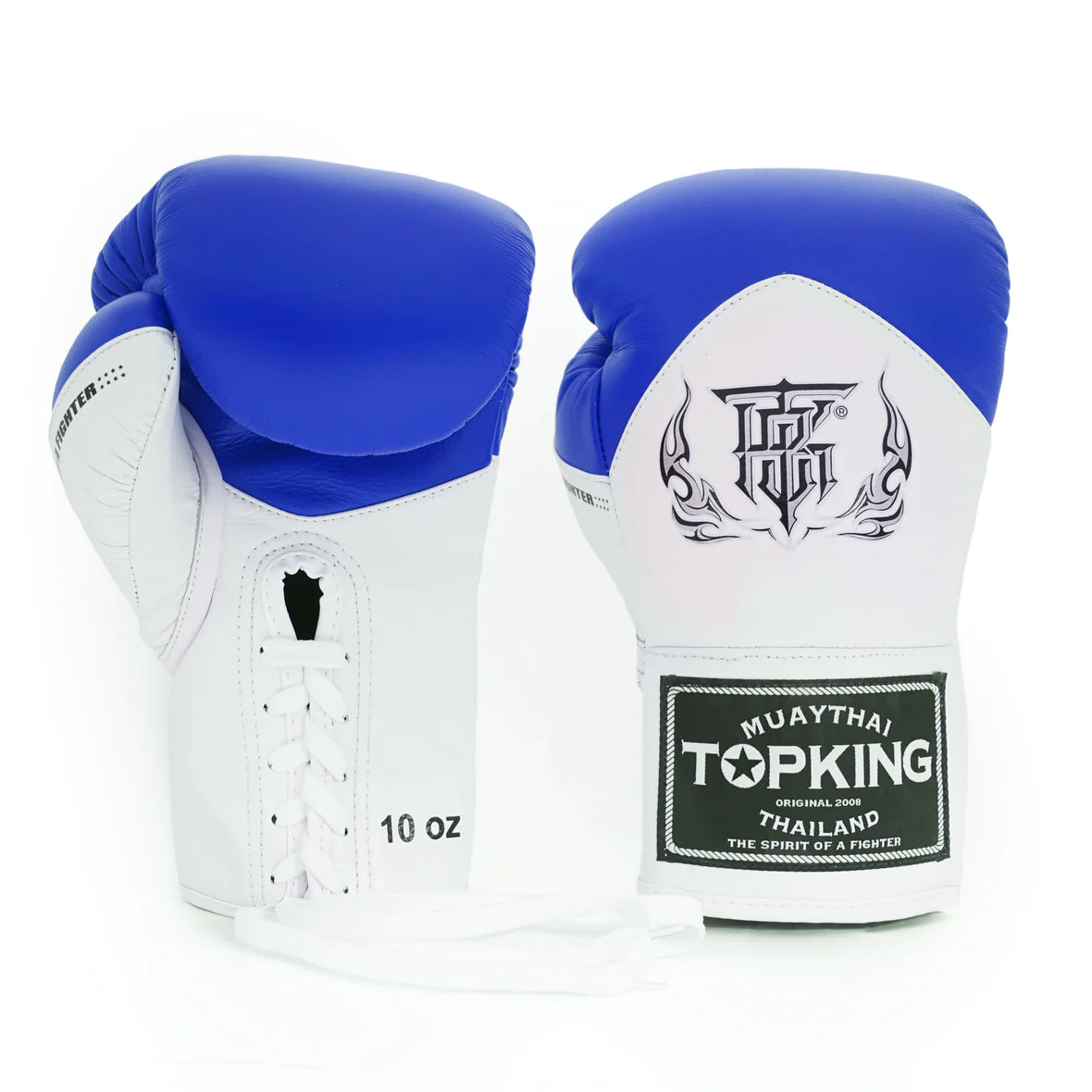 Guantes de boxeo Top King color azul y blanco por delante y por detrás. Logo en el centro. Hechos de piel con espuma de varias capas. Correa Velcro alrededor de al muñeca y ventilación "climacool".