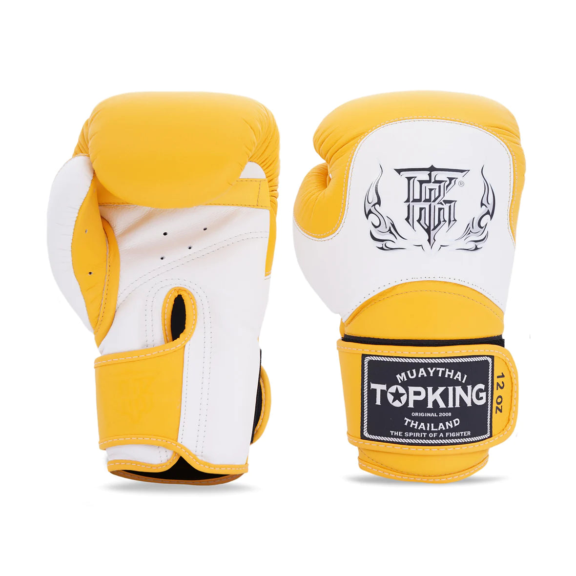 Guantes Top King color amarillo y blanco, para Muay Thai. Guante por delante y guante por detrás. Logo de Top King en el centro y la muñequera. Hechos de cuero de alta calidad, sistema “Clima cool” en la palma de los guantes, cierre seguro. Imagen frontal.