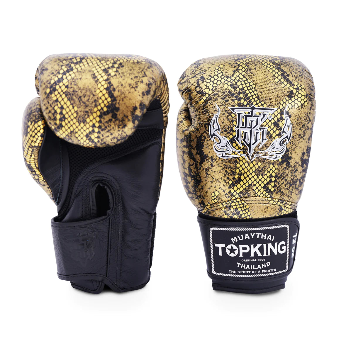 Guantes Top King con diseño efecto serpiente color dorado, para muay thai, boxeo y entrenamiento de sparring. Guante por delante y guante por detrás. Logo de Top King en el centro y la muñequera. Hechos de cuero de vaca, cierre seguro. Imagen frontal.