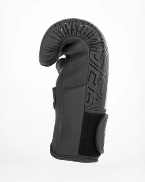 Guantillas Bruiser negras. Logo brillante "Bruiser" en el centro en vertical. Hechas de polipiel resistente para entrenamientos frecuentes, golpeo en saco y manoplas. Perfil izquierdo.