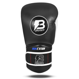 Guante de boxeo marca Bruiser color negro. Logo Bruiser en el centro. Hecho de piel de vaca con relleno promolded. Manguito curvo. Para entrenamiento diario.