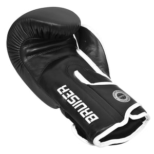 Palma de guante de boxeo marca Bruiser estirado color negro. Hecho de piel de vaca con relleno promolded. Manguito curvo. Para entrenamiento diario.