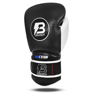 Guante de boxeo marca Bruiser color negro. Logo Bruiser en el centro. Hecho de piel de vaca con relleno promolded. Manguito curvo. Para entrenamiento diario.