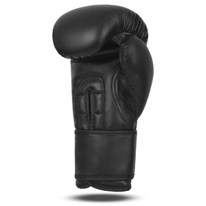 Palma de guante de boxeo marca Bruiser color negro con detalles blancos elegante. Hecho de polipiel con acolchado interno. Diseño con ventilación. Para sparring.