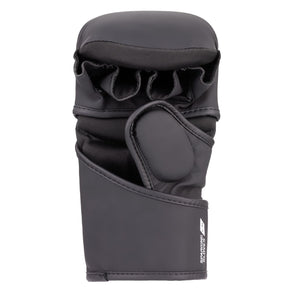 Palma guante de MMA p marca Bruiser color negro y azul. Logo en el centro. Hecho de poliuterano y cuero. Forro interior con espuma y cierre de velcro seguro.